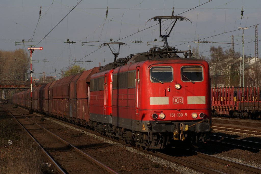 151 100-5 + 151 016-3 mit einem Erzzug bei der Durchfahrt durch Dsseldorf-Rath am 28.03.2011