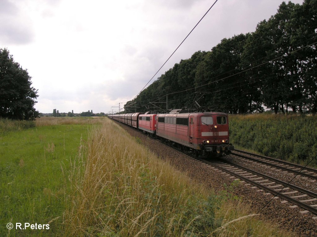 151 107-8 und eine Schwester Maschine ziehen bei Jacobsdorf(Markt) ein Erz-Bomber nach Ziltendorf. 19.07.08