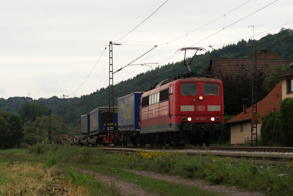 151 123-7 mit einem Containerzug in Ludwigsau-Friedlos am 06.08.2010