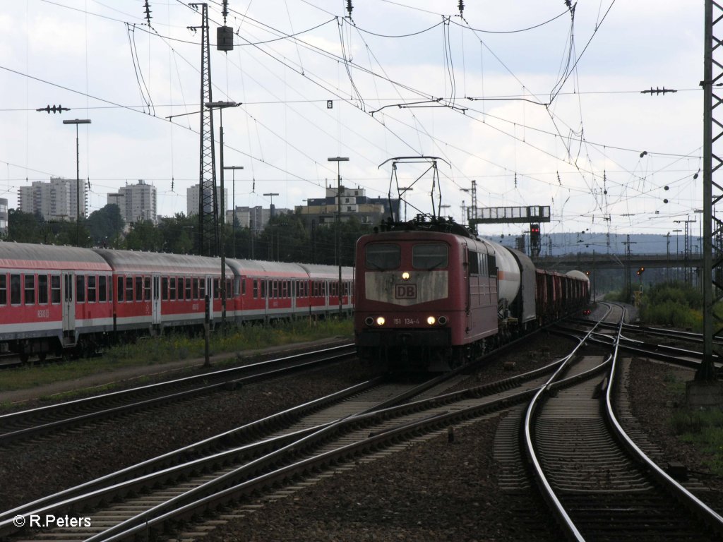 151 134-4 zieht ein gemischten Gterzug durch Regensburg HBF. 20.06.09