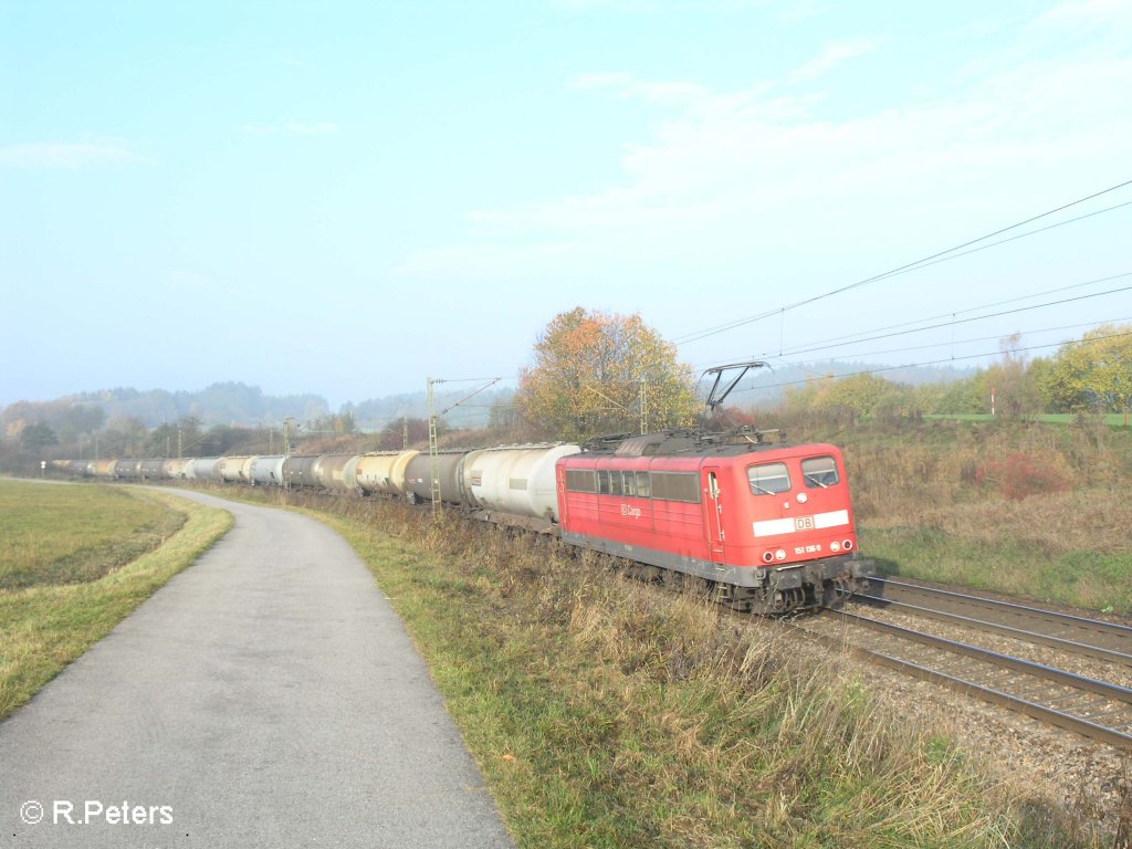 151 136-9 zieht bei Plling ein Keselzug durch die Kurve. 25.10.08