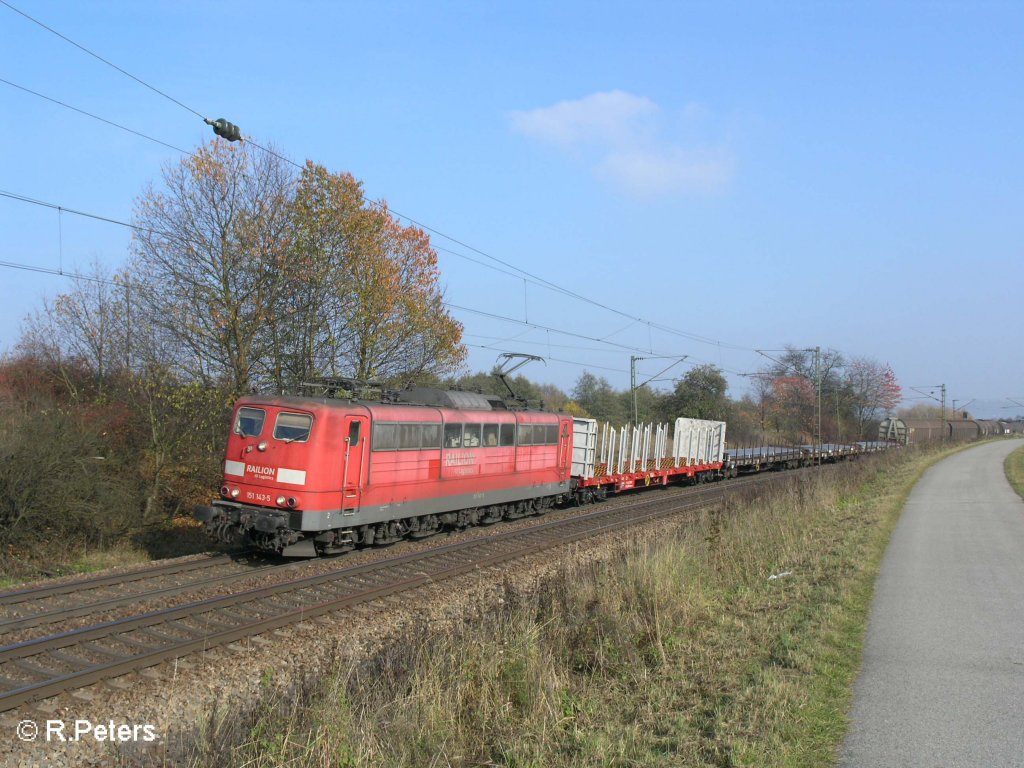 151 143-5 zieht ein gemischten Gterzug bei Plling durch die Kurve. 25.10.08