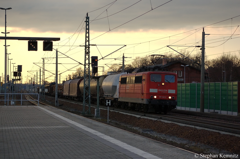 151 149-2 mit einem gemischtem Gterzug in Rathenow Richtung Wustermark unterwegs. 25.11.2011