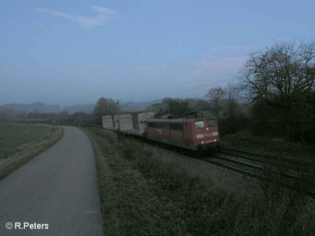 151 150-0 zieht bei Plling ein gemischten Gterzug durch die kurve. 25.10.08