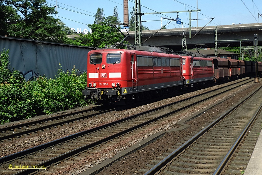 151 in doppelpack fuhr mit einen erzzug am 10.06.13 durch harburg