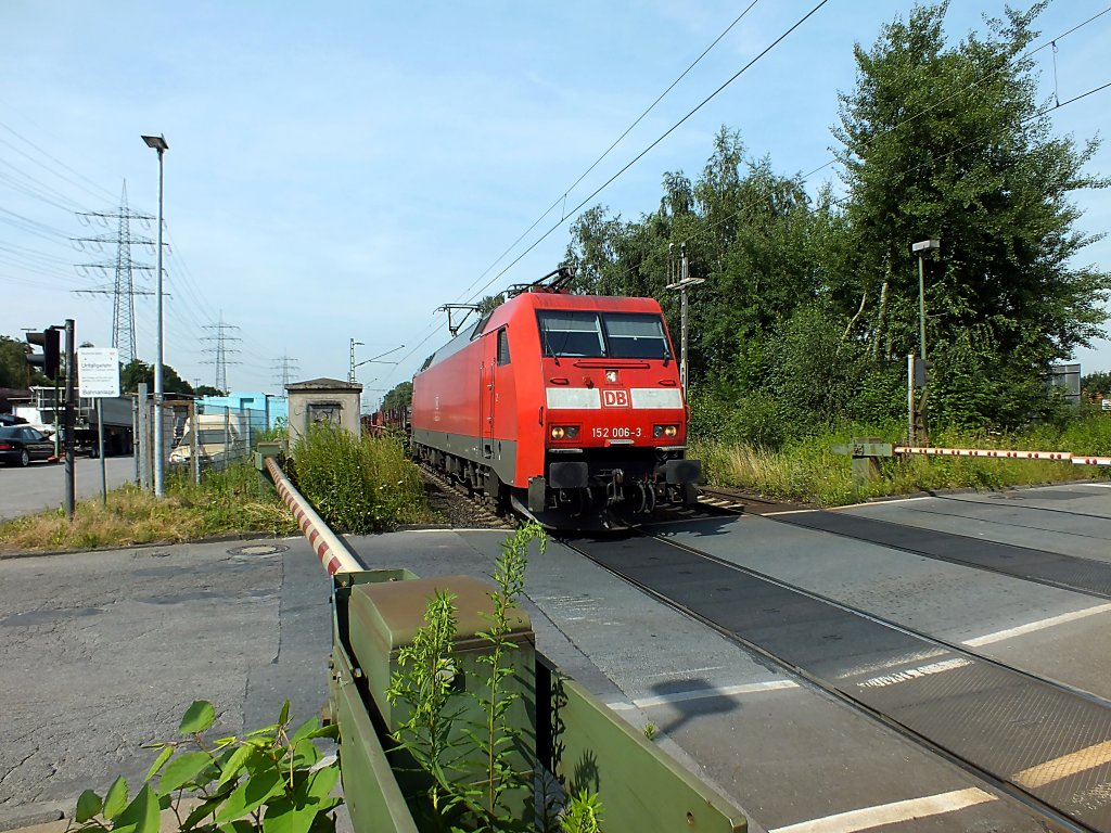 152 006 passiert hier am 16.7.13 den Bahnbergang in Bottrop-Sd.