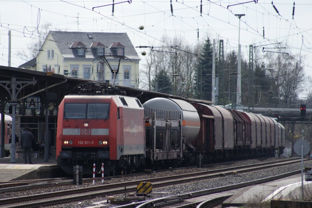 152 011-3 mit gemsichtem Gterzug in Solingen Hbf am 30.03.2010 um 13:11 Uhr