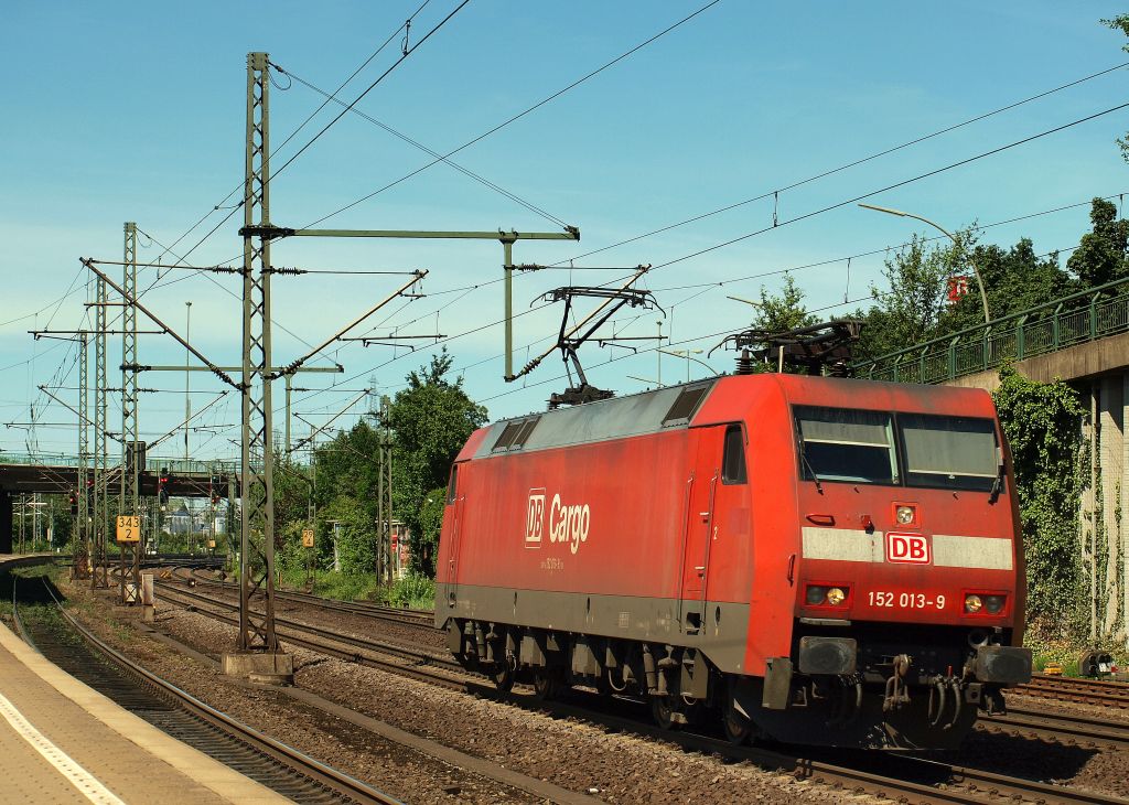 152 013-9 polterte als Tfzf durch den Bahnhof Hamburg-Harburg am 3.6.11 in Richtung Maschen.