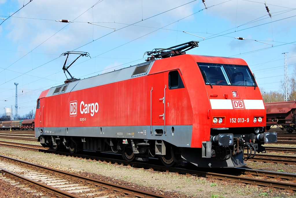 152 013 posiert am 30.03.2009 in Rostock-Seehafen vorm dem erfreuten Fotografen.