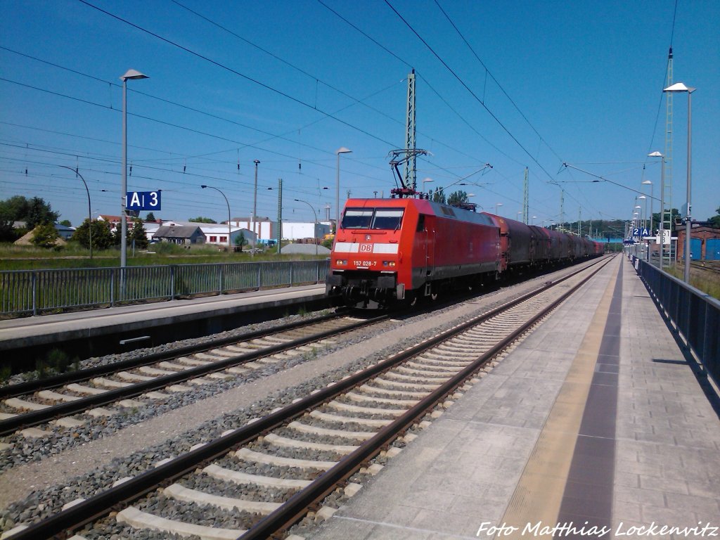 152 028-7 mit dem Gterzug bei der Durchfahrt in Bergen auf Rgen am 7.6.13