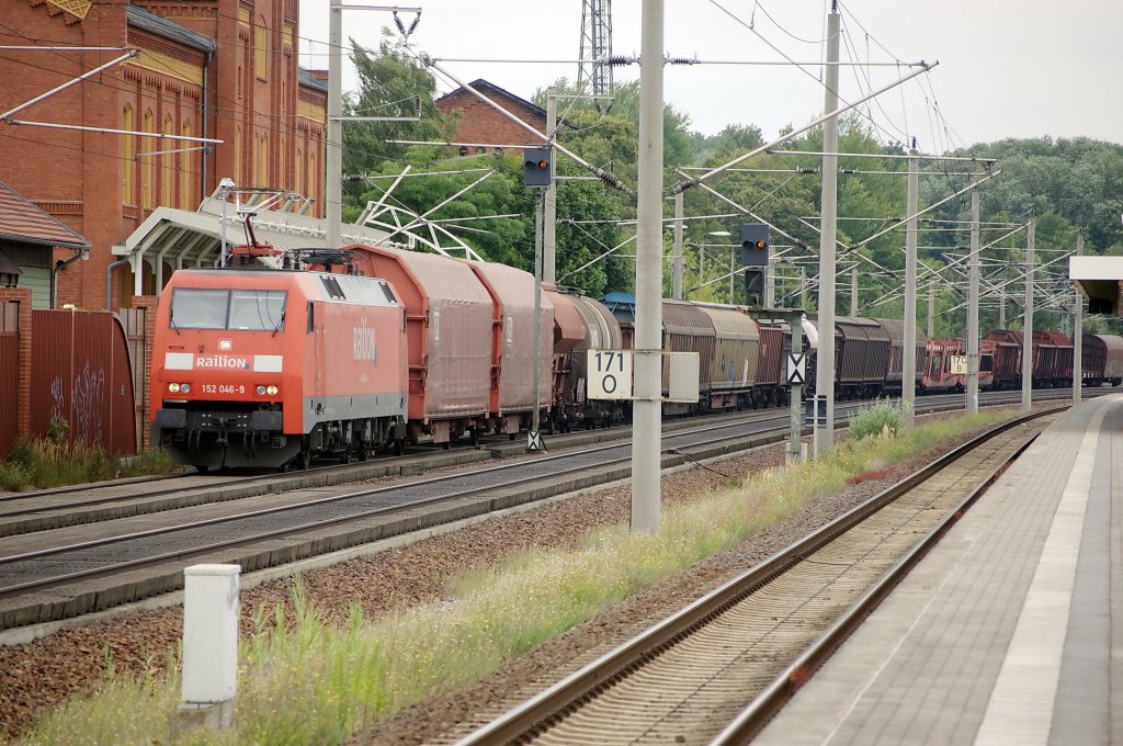 152 046-9 mit einem gemischten GZ in Rathenow in Richtung Stendal. 24.07.2010