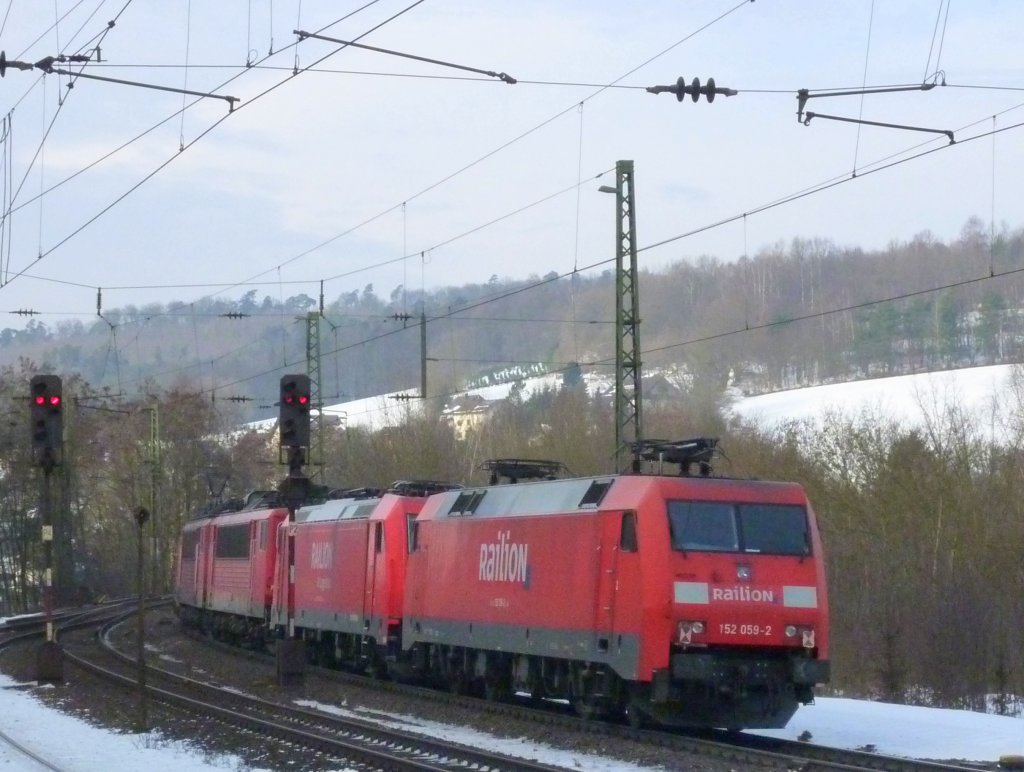 152 059-2 am Ende eines 5 Lokzuges am 17.02.10 in Jossa