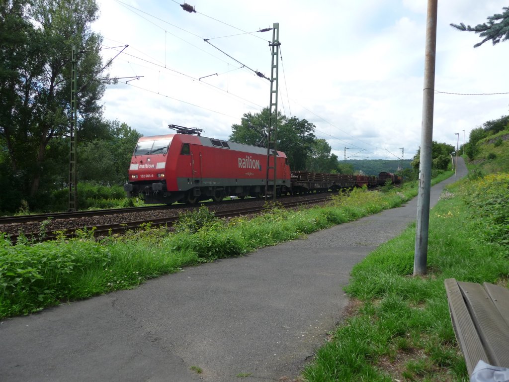 152 065 ist mit einem gemischten Gterzug auf der Rechten Rhenstrecke sdwrts unterwegs. Bei Linz, 19.08.2010