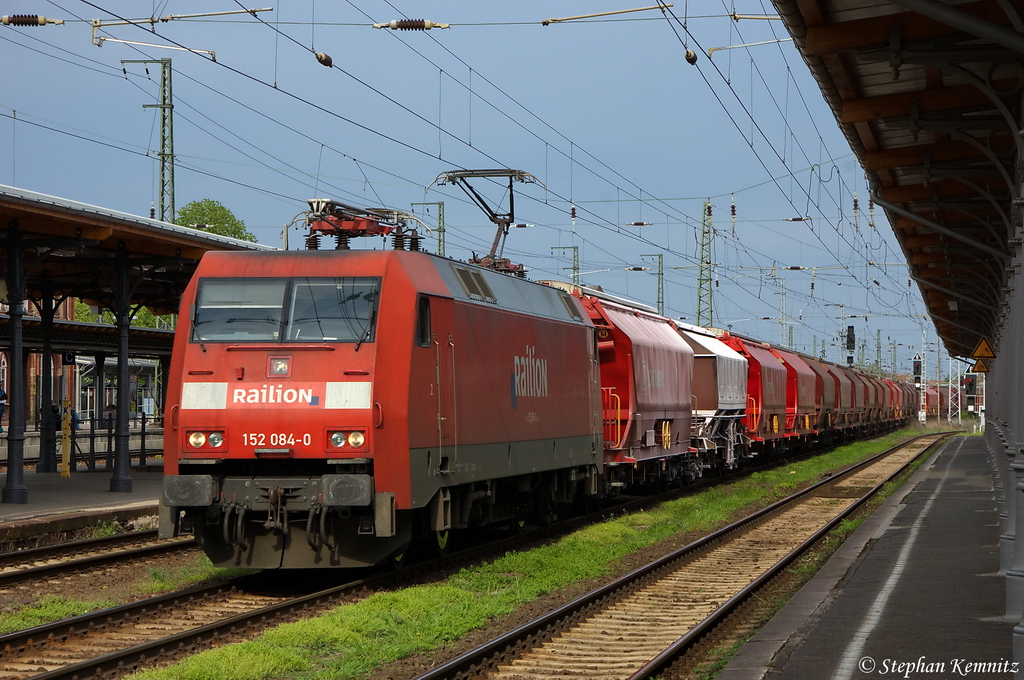 152 084-0 mit dem Kalizug aus Zielitz in Stendal und fuhr in Richtung Wittenberge weiter. 27.04.2012