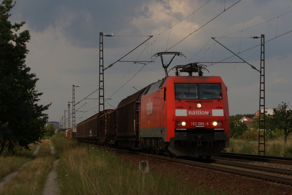 152 086-5 mit einem gemischten Gterzug in Wiesental am 04.08.2010