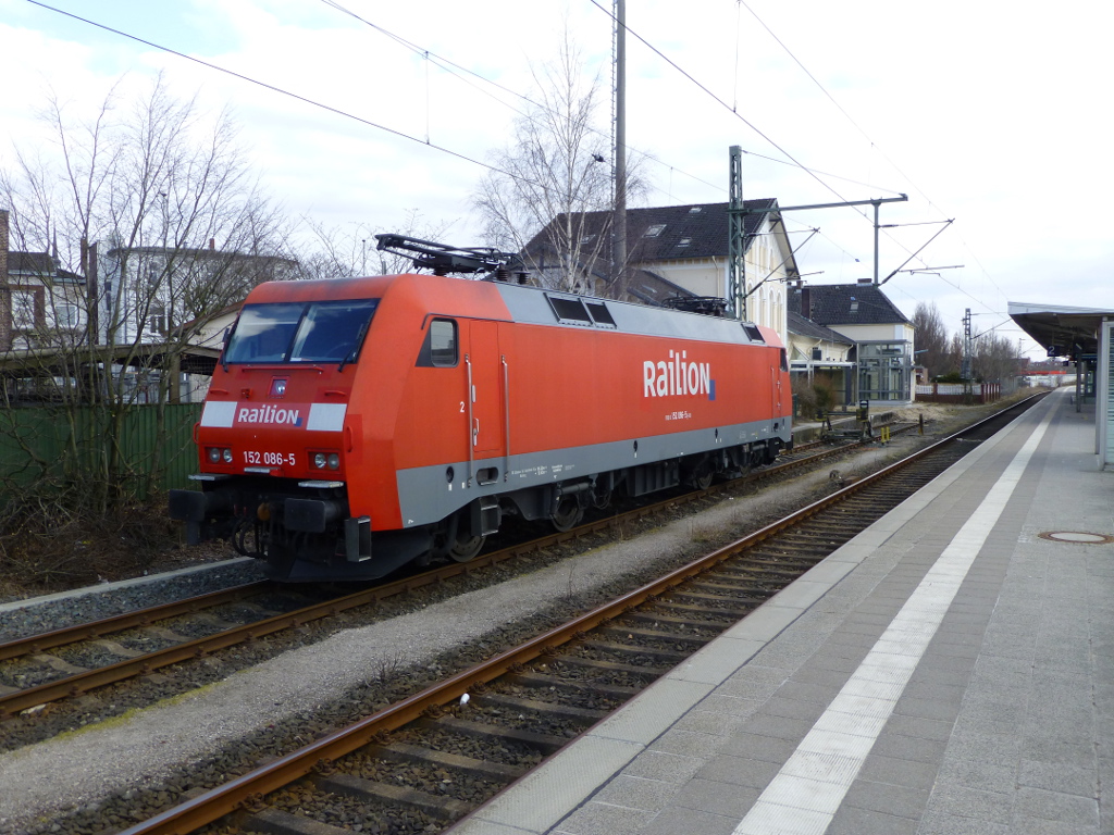 152 086 der DB vor dem Bahnhof Itzehoe, 4.6. 13