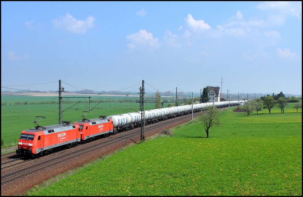 152 111 und 152 115 mit GATX Kesselwagenzug am 05.05.13 in Seebergen