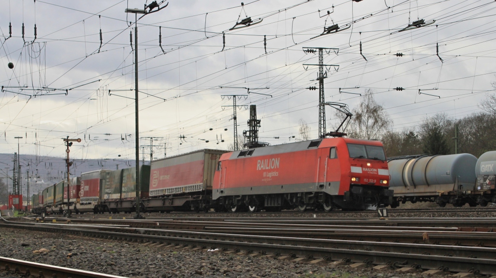 152 112 am 03.04.10 bei der Durchfahrt von Koblenz Ltzel