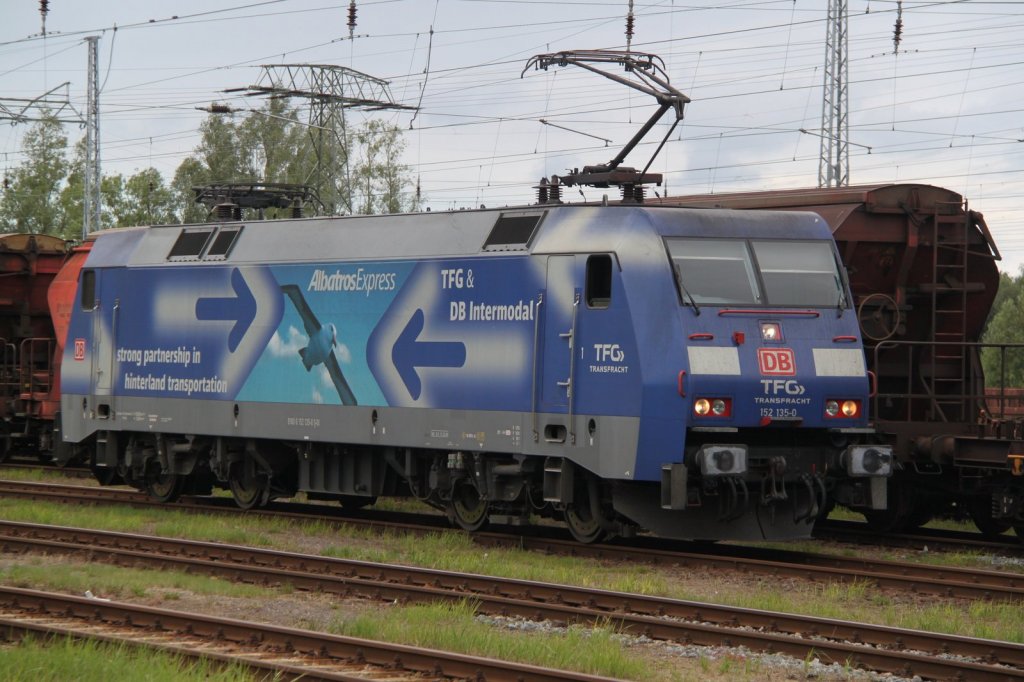 152 135-0 kam als Leerfahrt aus dem Kombiwerk Rostock-Seehafen gefahren und hat spter den 50272 von WRS nach 
AHBIU(Hamburg-Billwerder Ubf)bespannt.15.07.2012