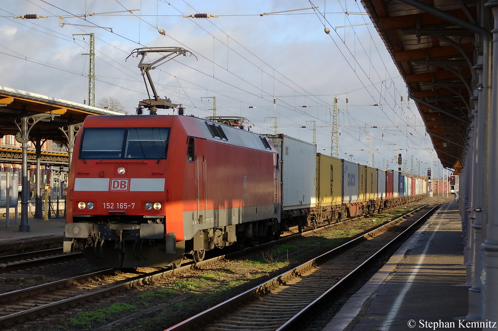 152 165-7 DB Schenker Rail Deutschland AG mit einem Containerzug in Stendal Richtung Wittenberge unterwegs. 17.12.2011