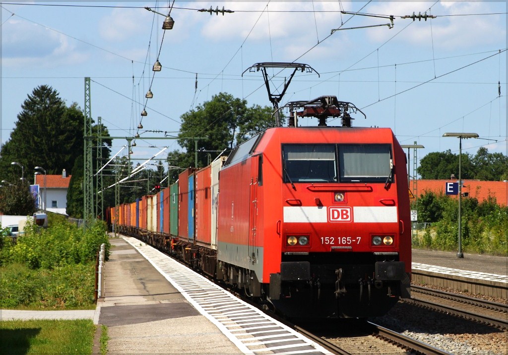 152 165 mit Containerzug in Richtung Salzburg am 08.08.12 in bersee