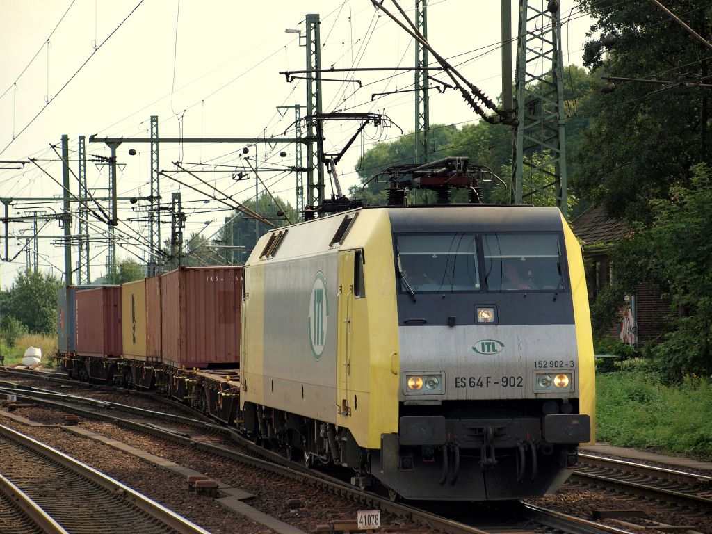 152 902-3 der ITL fuhr mit einem Containerzug aus dem Harburg Rangierbahnhof kommend durch den Harburger Bahnhof am 11.9