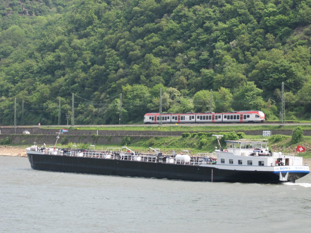 1.5.2011 11:24 Vergleich zwischen einem Flirt der Viasgesellschaft aus Frankfurt (Main) Hbf nach Neuwied auf der rechten Rheinstrecke und dem schweizer Chemikalientanker ,,Roma Basel´´auf dem Rhein flussabwrts.