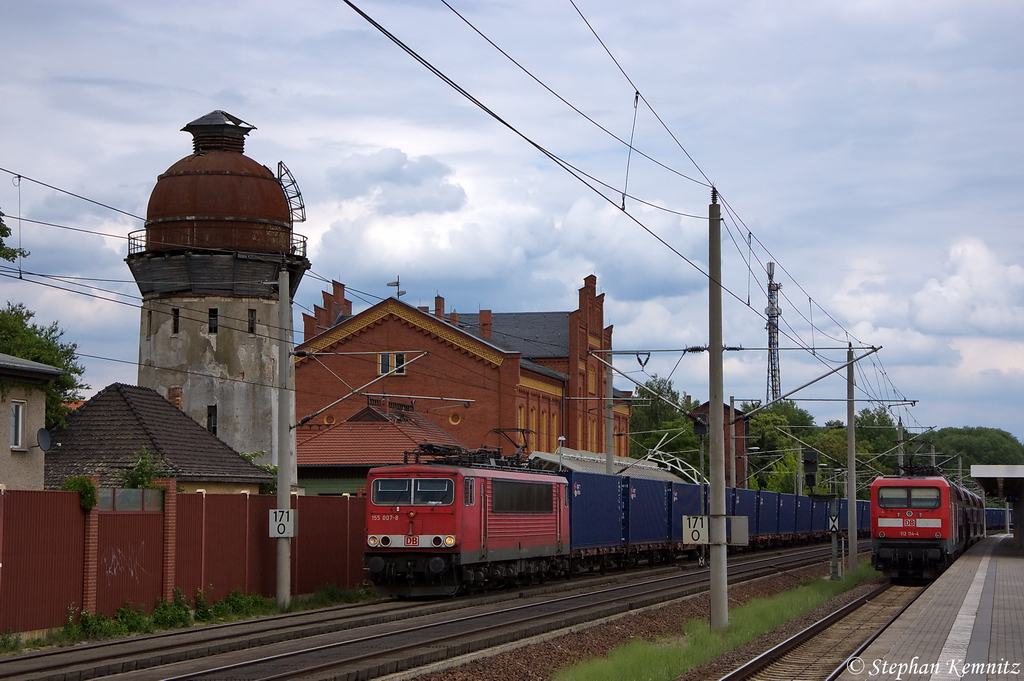 155 007-8 DB Schenker Rail Deutschland AG mit einem Containerzug in Rathenow und fuhr in Richtung Stendal weiter. Im Bahnhof steht 112 114-4 mit dem RE4 (RE 92425) nach Lutherstadt Wittenberg. 11.06.2012