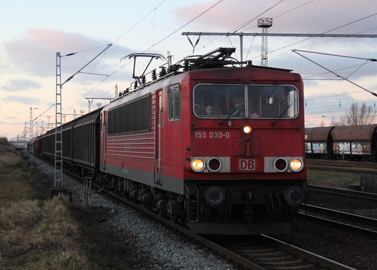 155 030-0 mit einem gemischten Gz von Rostock-Seehafen nach Maschen bei der Ausfahrt im Rostocker Seehafen.04.01.2012 