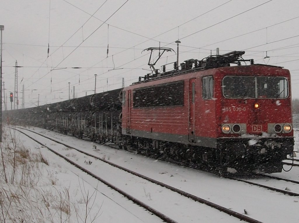 155 030 mit dem Rhrenzug Mhlheim-Mukran am 09.Dezember 2010 bei der Durchfahrt durch Bergen/Rgen ber die Gtergleise.