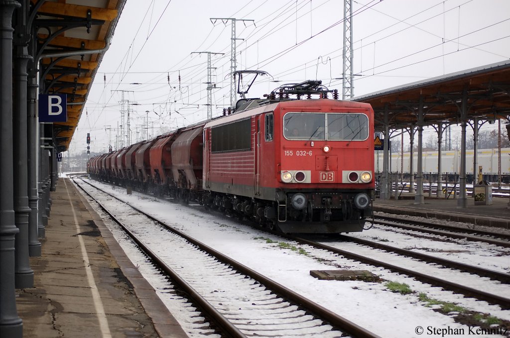 155 032-6 mit einem Tanoos Gterzug in Stendal. 04.01.2011