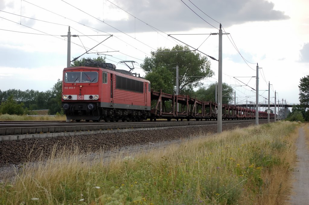 155 055-7 mit einem leeren Autotransportzug zwischen Growudicke und Rathenow in Richtung Wustermark. 26.07.2010