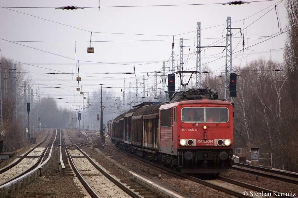 155 065-6 mit einem Habbins Ganzzug in Berlin-Karow in Richtung Karower Kreuz unterwegs. 17.02.2011