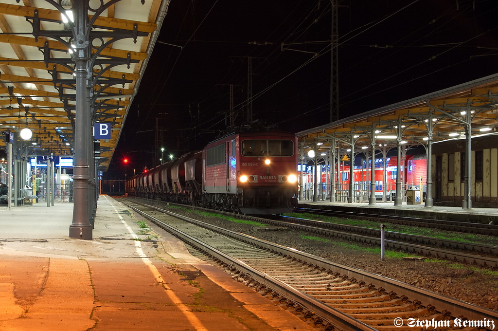 155 068-0 mit einem Kalizug aus Zielitz, machte in Stendal einen kurzem Stop und fuhr dann weiter in Richtung Wittenberge. 28.12.2011