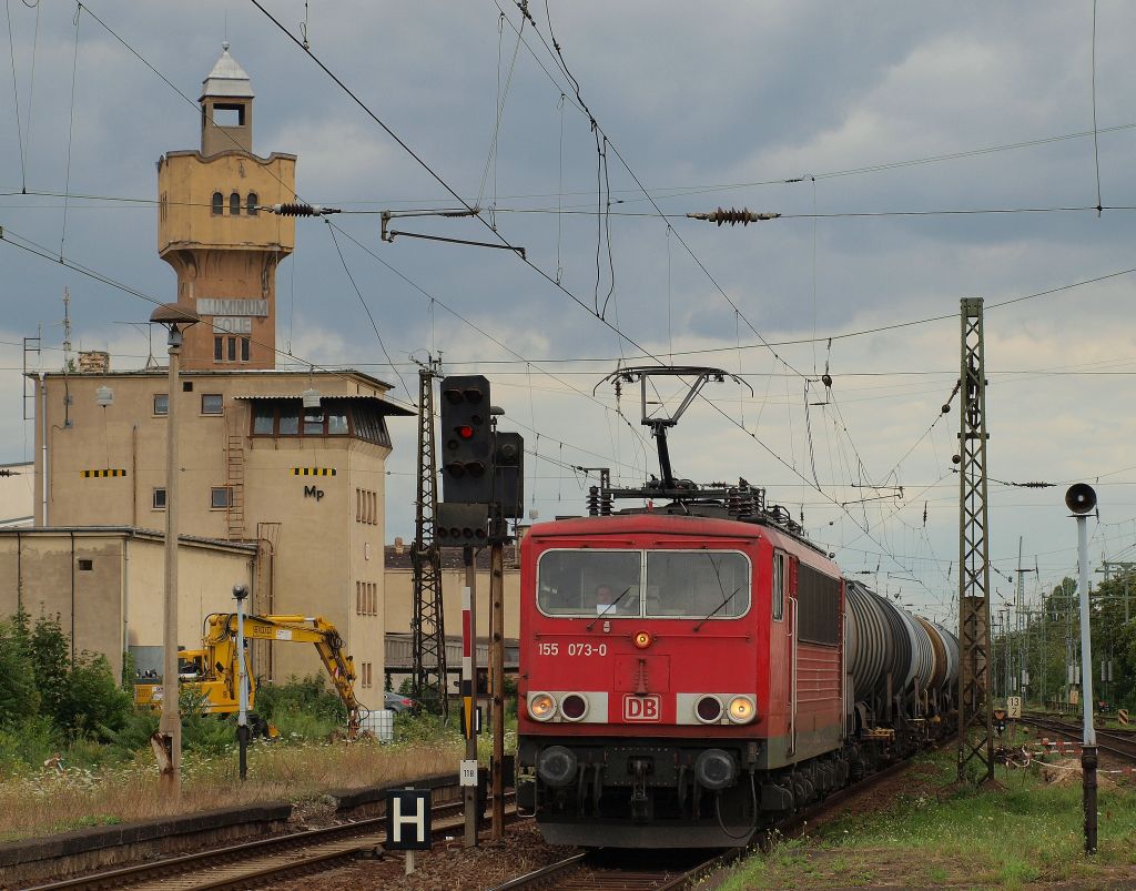 155 073-0 rauschte mit einem langen Kesselwagenzug durch Merseburg am 23.7.11.