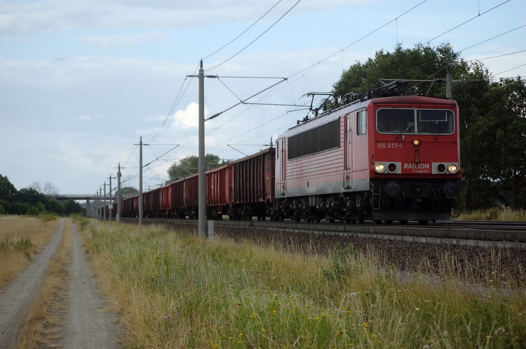 155 077-1 mit Waggons des Typ´s Eanos-x zwischen Growudicke und Rathenow in Richtung Stendal. 26.07.2010