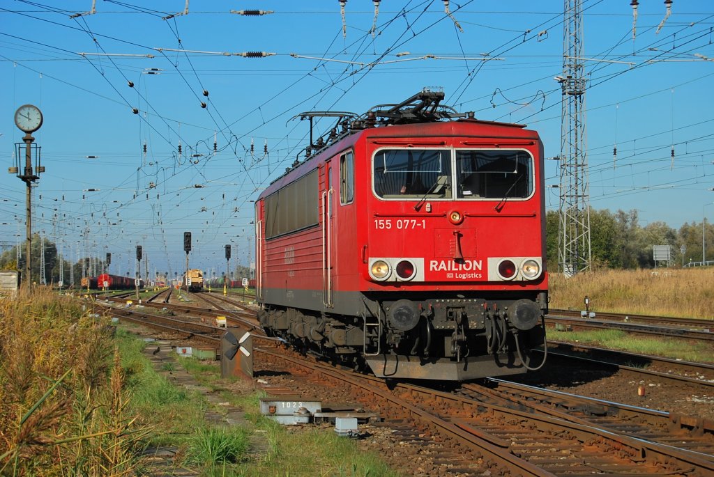 155 077 rangiert am 20.10.2009 in Rostock-Seehafen.