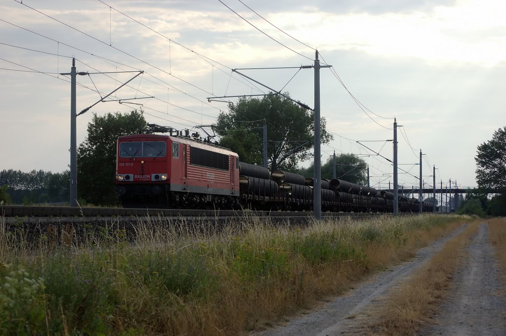 155 101-9 mit einem Rhrenzug zwischen Growudicke und Rathenow in Richtung Wustermark. 27.07.2010