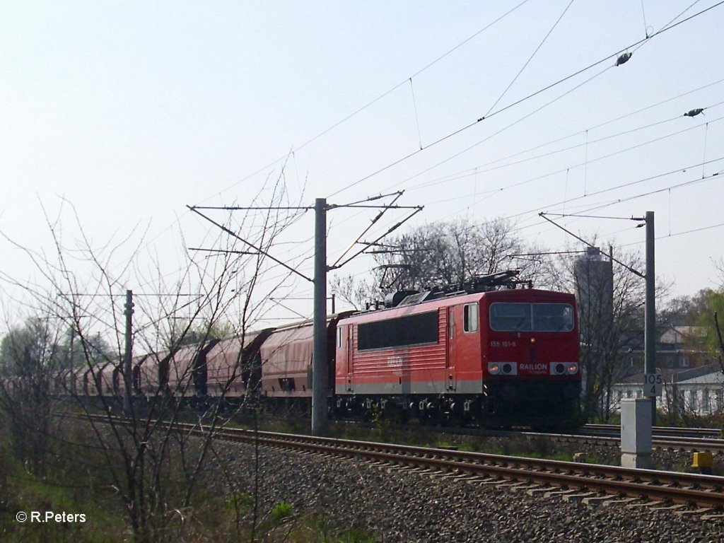 155 101-9 stand mit einem Getreidezug in Schkeuditz. 25.04.10