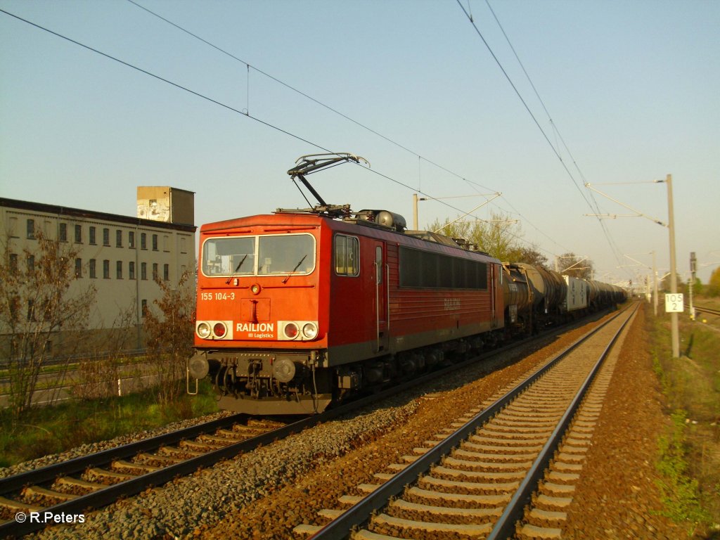 155 104-3 durchfuhr Schkeuditz mit einem gemischtem Gterzug. 23.04.10