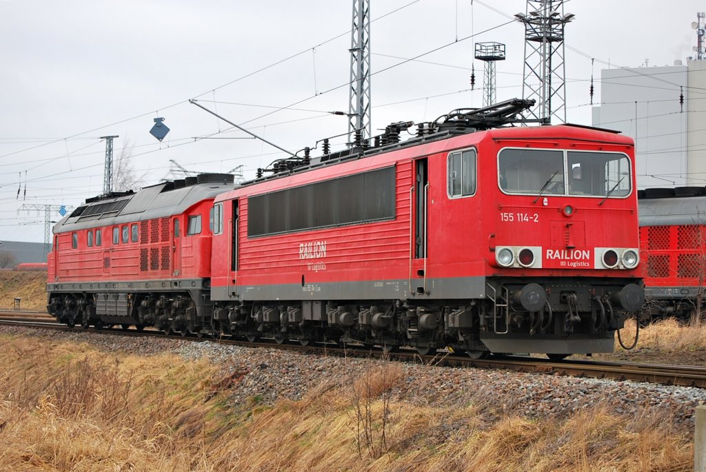 155 114 wird von 233 441 am 18.03.2011 aus der Werkstatt des Bw Rostock-Seehafen geschleppt.