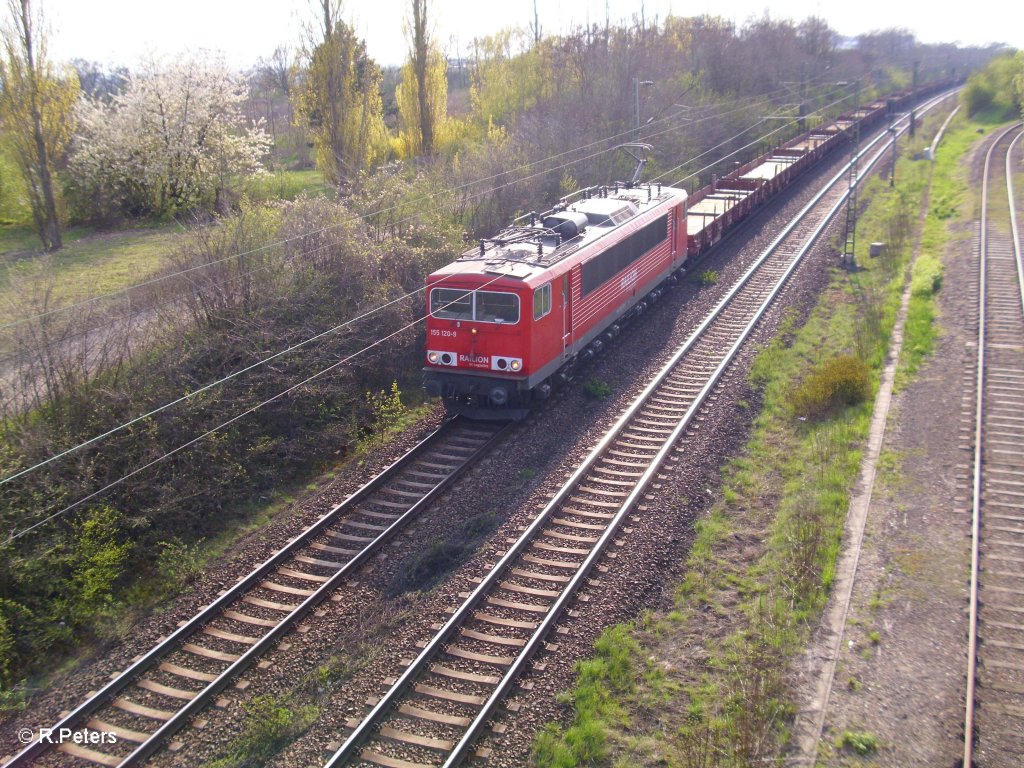 155 120-9 fuhr mit einem Flachwagenzug in Schkeuditz ein. 22.04.10