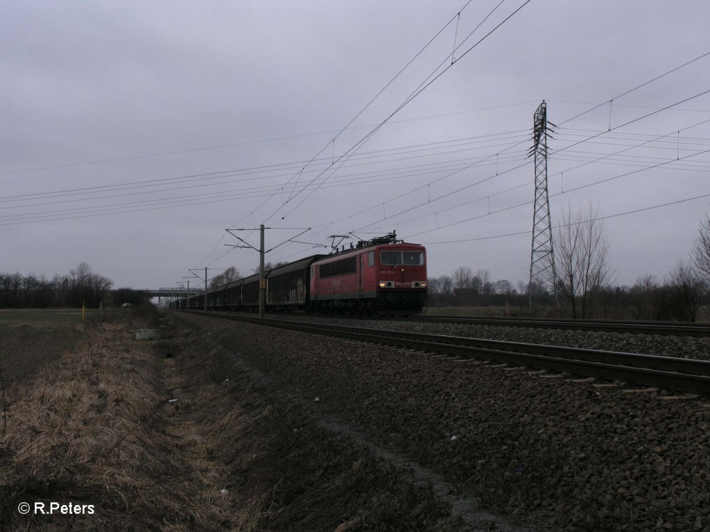 155 132-4 mit gedecktem Gterzug bei Borsdorf. 05.03.11