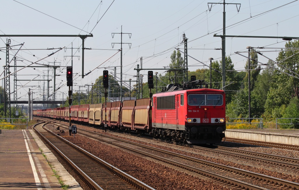 155 134 mit leerem Autozug am 18.08.11 in Berlin Schnefeld