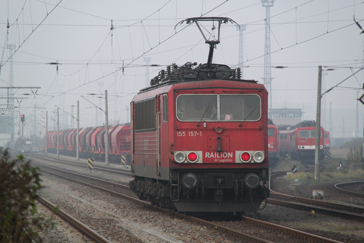 155 157-1 fuhr ebenfalls zum feierabend ins Kombiwerk Rostock-Seehafen.09.11.2011