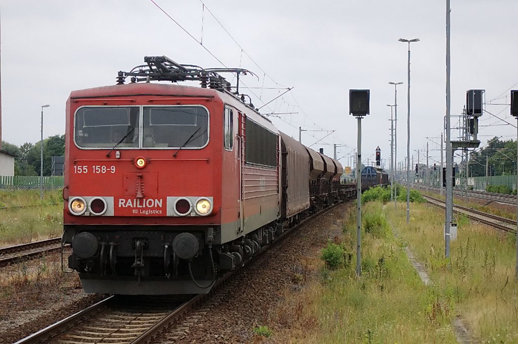 155 158-9 mit einem gemischten GZ und muss wegen einer ICE berholung in Rathenow warten. 24.07.2010