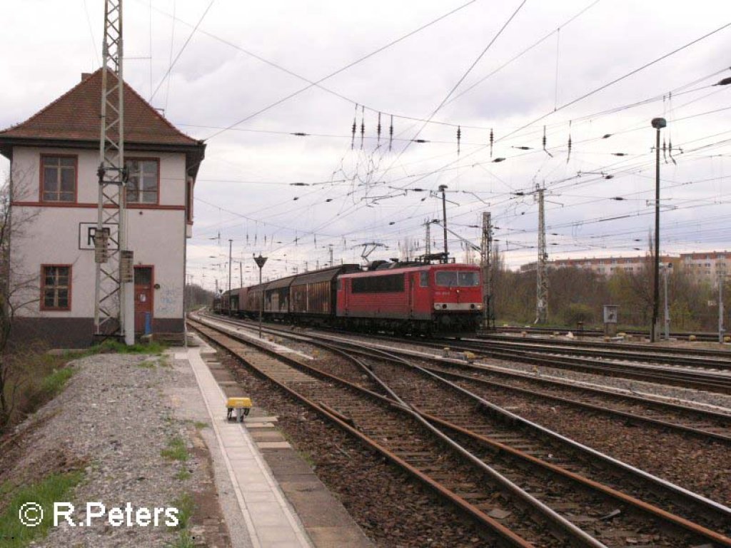 155 160-5 fhrt mit ein Gedeckten Gterzug von der Oderbrcke komment in Frankfurt/Oder ein.20.04.08