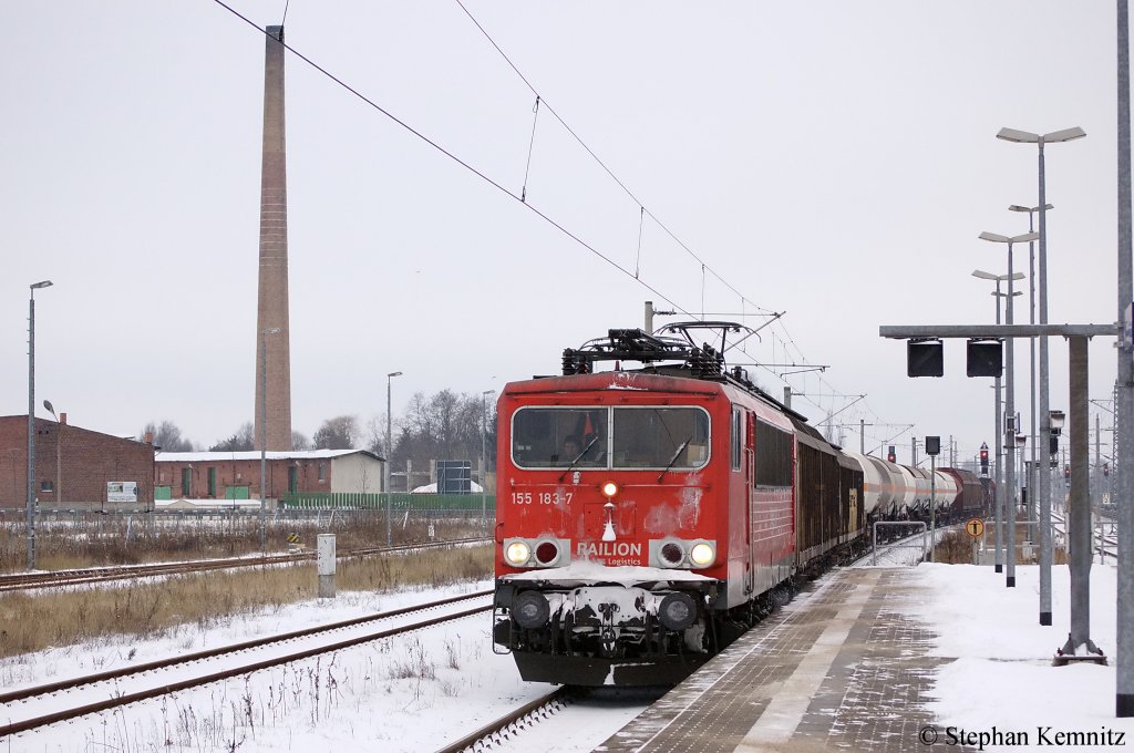 155 183-7 mit einem gemischten GZ bei der Einfahrt in den Bahnhof Rathenow. 03.12.2010