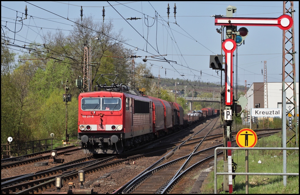 155 211 wird gleich das Ziel der Reise erreichen und in den Kreuztaler Rangierbahnhof einfahren. Hier bei der Durchfahrt von Kreuztal am 19.04.11