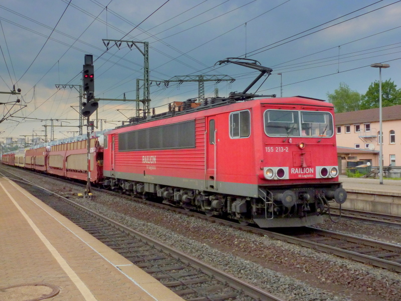 155 213 mit Fiat 500 und Fiat Panda Autozug am 24.05.10 in Fulda